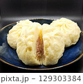 温かくておいしい肉まん 129303384