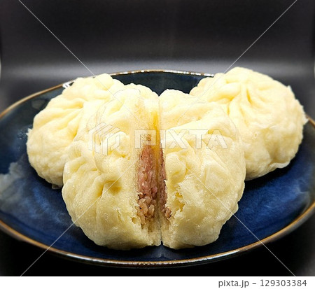 温かくておいしい肉まん 129303384