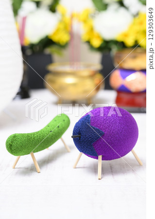 精霊馬（キュウリをお仏壇へ ナスを外へ向ける飾り方） 129303649