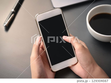 スマホを持つ手元 スマホを持つ手元 129304087