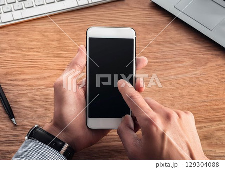 スマホを持つ手元 スマホを持つ手元 129304088