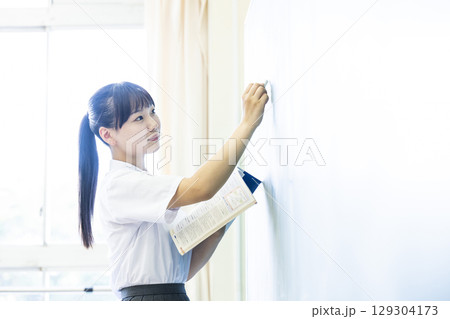 黒板に答えを書く女子高生 黒板に答えを書く女子高生 129304173