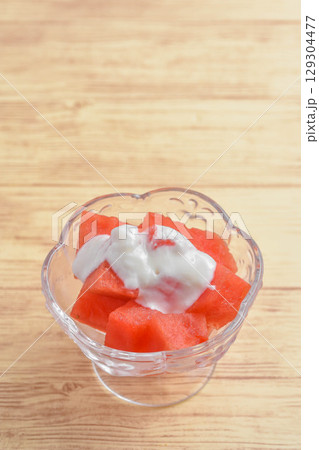 カットスイカのヨーグルトかけ カットスイカのヨーグルトかけ 129304477