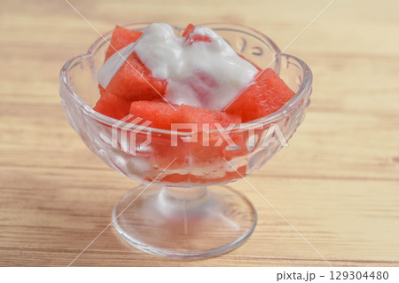 カットスイカのヨーグルトかけ カットスイカのヨーグルトかけ 129304480