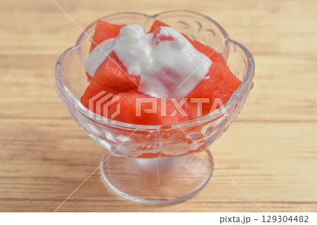 カットスイカのヨーグルトかけ カットスイカのヨーグルトかけ 129304482