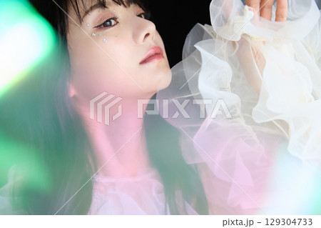 暗い背景でドレスを着た若い女性の高級感のある美容ファッションポートレート 129304733