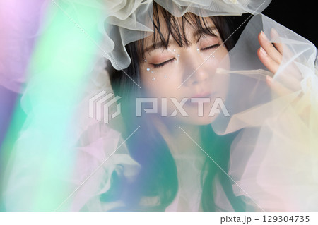 暗い背景でドレスを着た若い女性の高級感のある美容ファッションポートレート 129304735