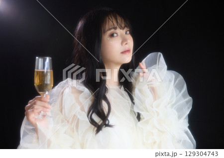 暗い背景でドレスを着た若い女性の高級感のある美容ファッションポートレート 129304743