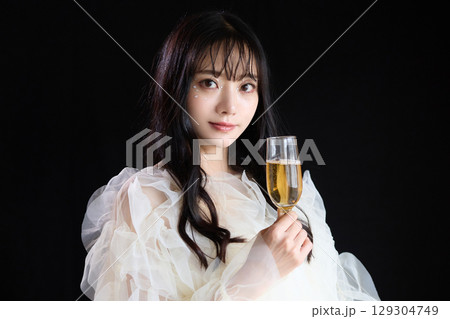 暗い背景でドレスを着た若い女性の高級感のある美容ファッションポートレート 暗い背景でドレスを着た若い女性の高級感のある美容ファッションポートレート 129304749
