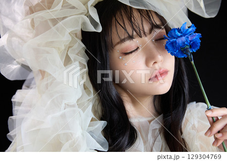 暗い背景でドレスを着た若い女性の高級感のある美容ファッションポートレート 129304769