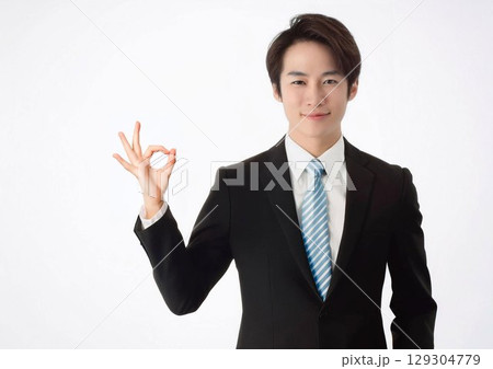 説明をしているビジネスマン 129304779