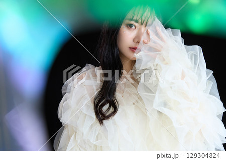 暗い背景でドレスを着た若い女性の高級感のある美容ファッションポートレート 129304824