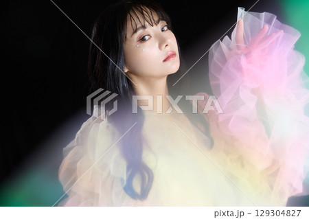 暗い背景でドレスを着た若い女性の高級感のある美容ファッションポートレート 129304827