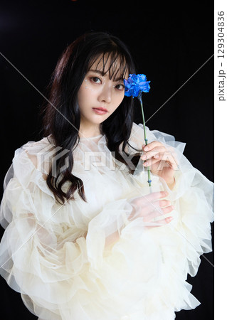 暗い背景でドレスを着た若い女性の高級感のある美容ファッションポートレート 129304836