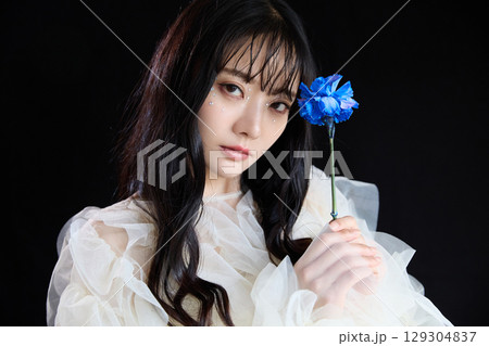 暗い背景でドレスを着た若い女性の高級感のある美容ファッションポートレート 暗い背景でドレスを着た若い女性の高級感のある美容ファッションポートレート 129304837