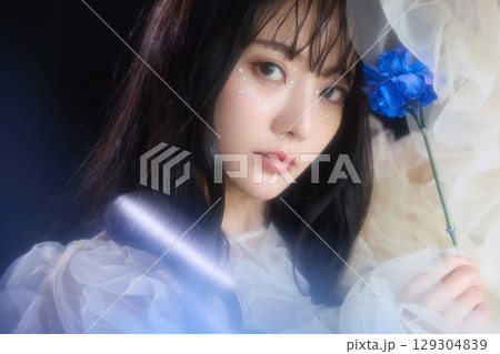 暗い背景でドレスを着た若い女性の高級感のある美容ファッションポートレート 129304839