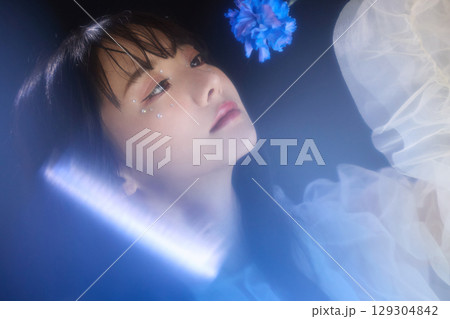 暗い背景でドレスを着た若い女性の高級感のある美容ファッションポートレート 暗い背景でドレスを着た若い女性の高級感のある美容ファッションポートレート 129304842