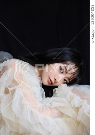 暗い背景でドレスを着た若い女性の高級感のある美容ファッションポートレート 暗い背景でドレスを着た若い女性の高級感のある美容ファッションポートレート 129304855
