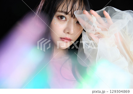 暗い背景でドレスを着た若い女性の高級感のある美容ファッションポートレート 129304869