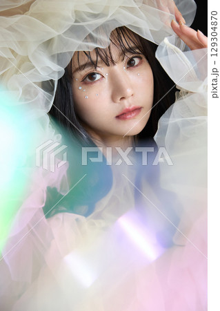 暗い背景でドレスを着た若い女性の高級感のある美容ファッションポートレート 暗い背景でドレスを着た若い女性の高級感のある美容ファッションポートレート 129304870