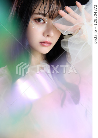 暗い背景でドレスを着た若い女性の高級感のある美容ファッションポートレート 129304872