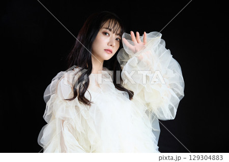 暗い背景でドレスを着た若い女性の高級感のある美容ファッションポートレート 暗い背景でドレスを着た若い女性の高級感のある美容ファッションポートレート 129304883