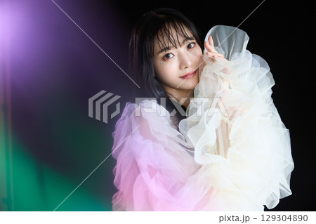 暗い背景でドレスを着た若い女性の高級感のある美容ファッションポートレート 129304890