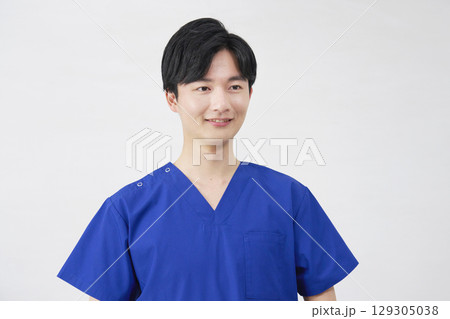 医者・看護師・歯科医師・介護士　男性　ポートレート　白背景 129305038