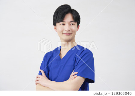 医者・看護師・歯科医師・介護士　男性　ポートレート　白背景 129305040