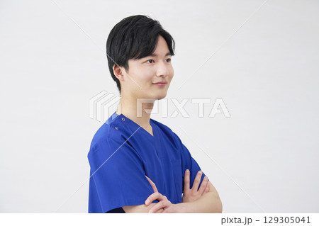 医者・看護師・歯科医師・介護士　男性　ポートレート　白背景 129305041