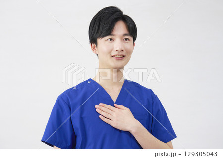 医者・看護師・歯科医師・介護士 胸に手を置く男性 ポートレート 白背景 医者・看護師・歯科医師・介護士 胸に手を置く男性 ポートレート 白背景 129305043