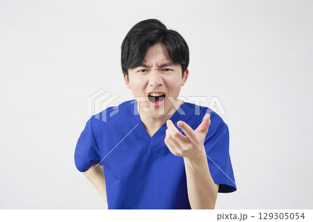医者・看護師・歯科医師・介護士　男性　叱る　白背景 129305054