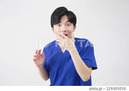 医者・看護師・歯科医師・介護士 男性 驚く 白背景 医者・看護師・歯科医師・介護士 男性 驚く 白背景 129305058