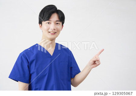 医者・看護師・歯科医師・介護士　右側を指差す男性　　白背景 129305067