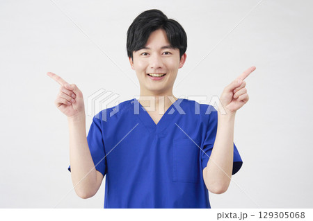 医者・看護師・歯科医師・介護士 左右を指差す男性 白背景 医者・看護師・歯科医師・介護士 左右を指差す男性 白背景 129305068