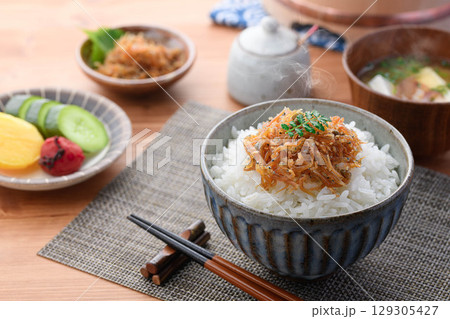 湯気立つ白ごはんにちりめん山椒　和朝食の献立・ご飯のお供・お弁当素材にも最適な一品 129305427