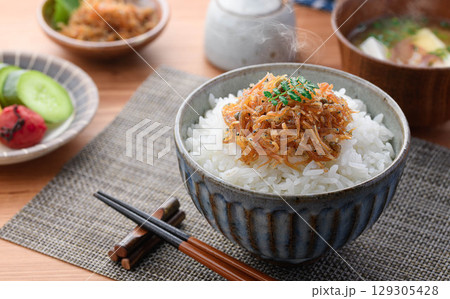 湯気立つ白ごはんにちりめん山椒 和朝食の献立・ご飯のお供・お弁当素材にも最適な一品 湯気立つ白ごはんにちりめん山椒 和朝食の献立・ご飯のお供・お弁当素材にも最適な一品 129305428