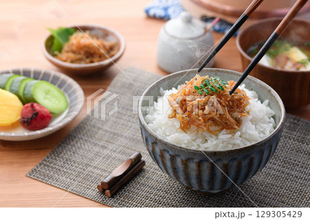 湯気立つ白ごはんにちりめん山椒 和朝食の献立・ご飯のお供・お弁当素材にも最適な一品 湯気立つ白ごはんにちりめん山椒 和朝食の献立・ご飯のお供・お弁当素材にも最適な一品 129305429