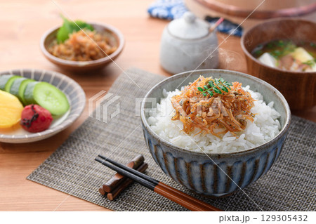 湯気立つ白ごはんにちりめん山椒 和朝食の献立・ご飯のお供・お弁当素材にも最適な一品 湯気立つ白ごはんにちりめん山椒 和朝食の献立・ご飯のお供・お弁当素材にも最適な一品 129305432