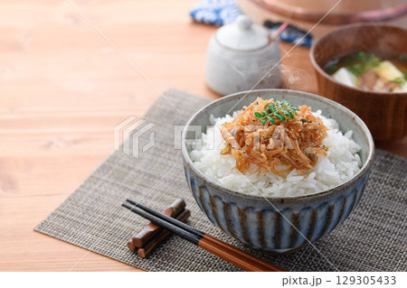 湯気立つ白ごはんにちりめん山椒　和朝食の献立・ご飯のお供・お弁当素材にも最適な一品 129305433