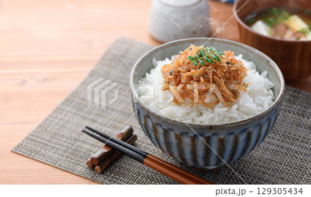 湯気立つ白ごはんにちりめん山椒　和朝食の献立・ご飯のお供・お弁当素材にも最適な一品 129305434