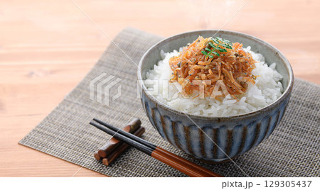 湯気立つ白ごはんにちりめん山椒　和朝食の献立・ご飯のお供・お弁当素材にも最適な一品 129305437