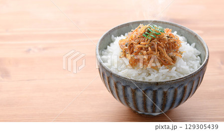 湯気立つ白ごはんにちりめん山椒　和朝食の献立・ご飯のお供・お弁当素材にも最適な一品 129305439