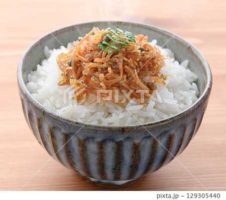 湯気立つ白ごはんにちりめん山椒 和朝食の献立・ご飯のお供・お弁当素材にも最適な一品 湯気立つ白ごはんにちりめん山椒 和朝食の献立・ご飯のお供・お弁当素材にも最適な一品 129305440
