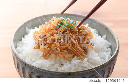湯気立つ白ごはんにちりめん山椒 和朝食の献立・ご飯のお供・お弁当素材にも最適な一品 湯気立つ白ごはんにちりめん山椒 和朝食の献立・ご飯のお供・お弁当素材にも最適な一品 129305443