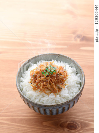湯気立つ白ごはんにちりめん山椒 和朝食の献立・ご飯のお供・お弁当素材にも最適な一品 湯気立つ白ごはんにちりめん山椒 和朝食の献立・ご飯のお供・お弁当素材にも最適な一品 129305444