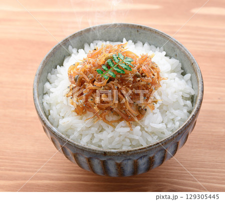 湯気立つ白ごはんにちりめん山椒　和朝食の献立・ご飯のお供・お弁当素材にも最適な一品 129305445