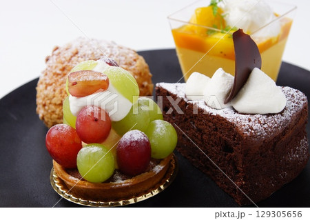 フルーツタルト ショコラ シュークリーム マンゴケーキ フルーツタルト ショコラ シュークリーム マンゴケーキ 129305656