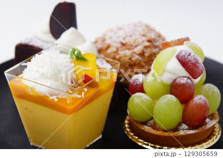 フルーツタルト　ショコラ　シュークリーム　マンゴケーキ 129305659
