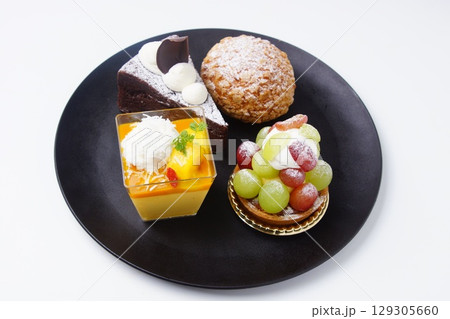 フルーツタルト　ショコラ　シュークリーム　マンゴケーキ 129305660